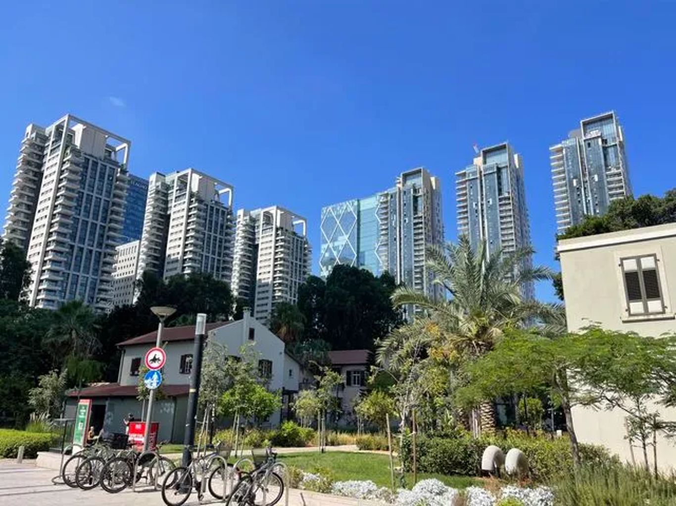 מבני הטמפלרים לשימור לצד מגדלי משרדים ומגורים בפארק שרונה - מבני הטמפלרים בשרונה באלוף אלברט מנדלר 6, Tel Aviv-Yafo, Israel - תמונה 1