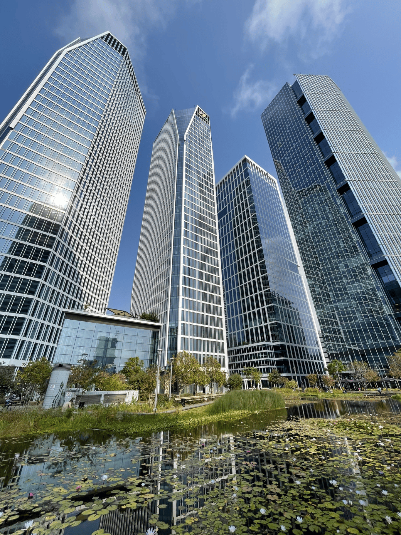משרדים להשכרה במגדל סקיי טאוור SKY Tower תל אביב בהמסגר 35 תל אביב מתחם יצחק שדה החדש מתחם חסן ערפה