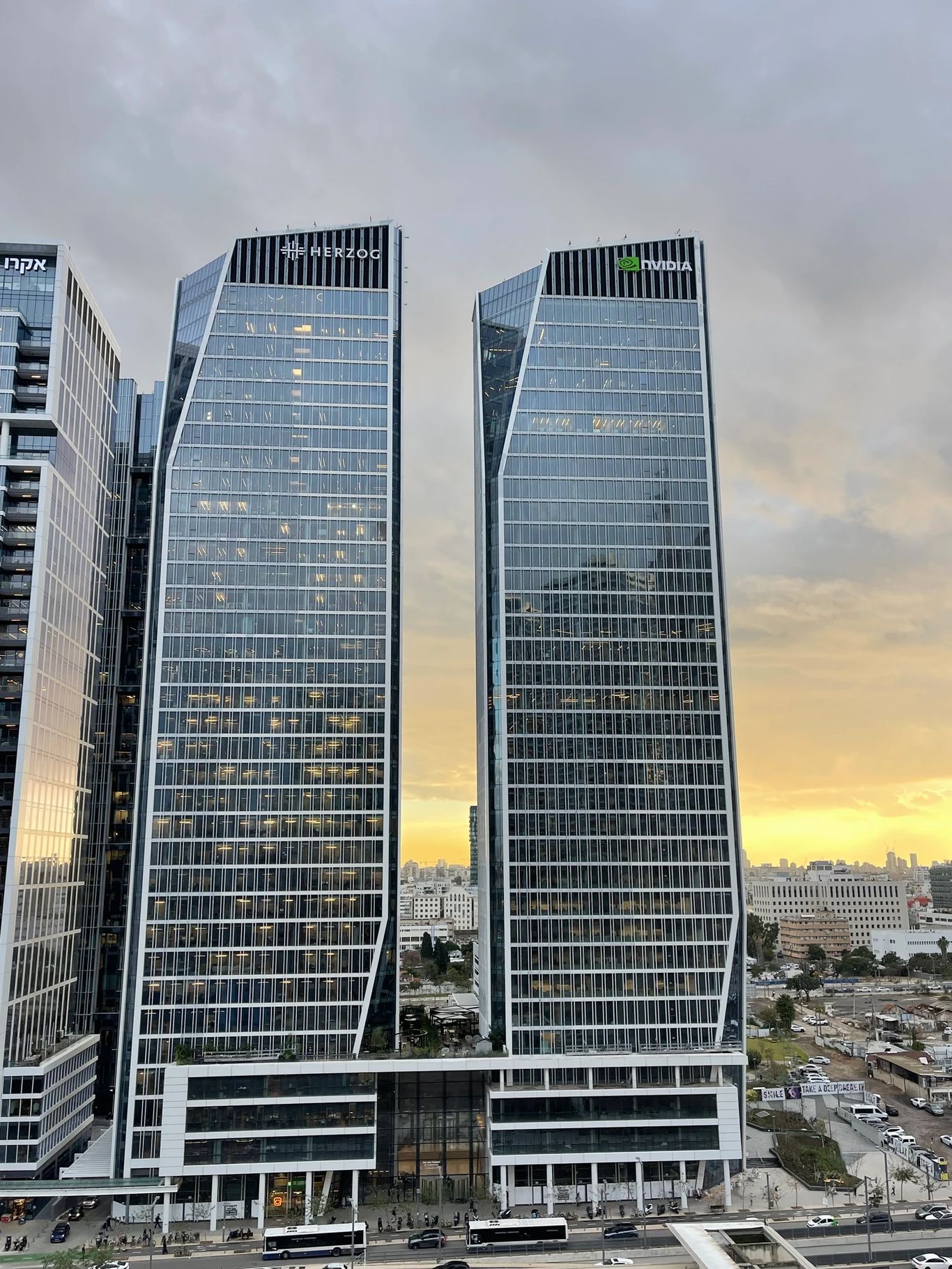 בניין משרדים בתל אביב - מגדל תאומי רובינשטיין (TOU Towers) ביצחק שדה 4, תל אביב-יפו - תמונה 2