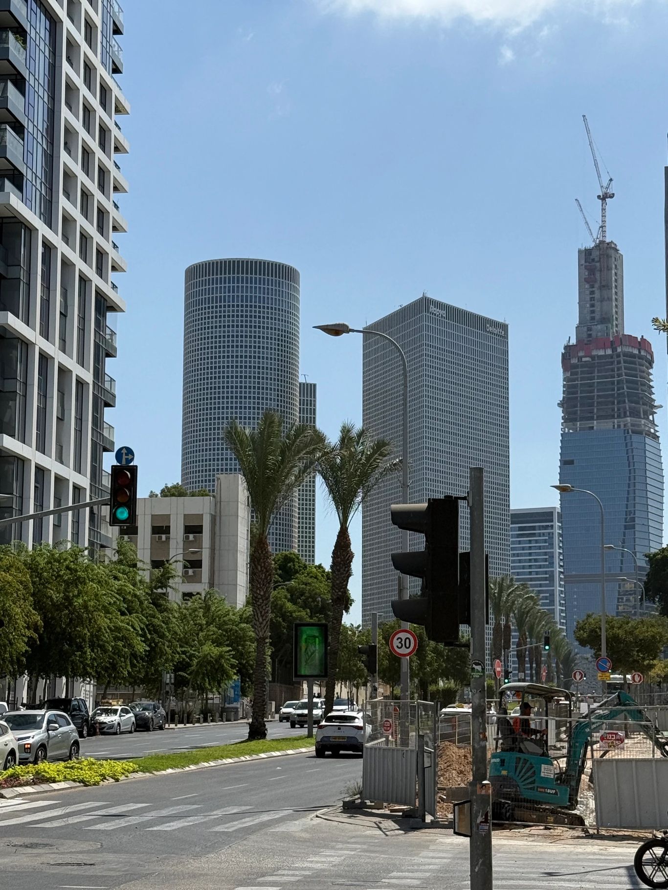בניין משרדים בתל אביב - מגדלי עזריאלי (מרכז עזריאלי) בדרך מנחם בגין 132 - תמונה 1