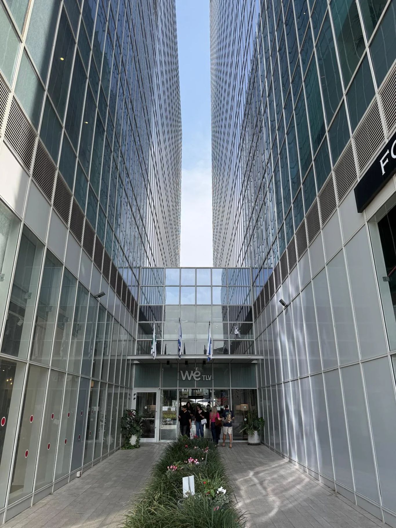 בניין משרדים בתל אביב - מגדל ווי WE - כניסה B | WE TLV Tower - Entrance B בדרך מנחם בגין 150, Tel Aviv-Yafo, Israel - תמונה 4