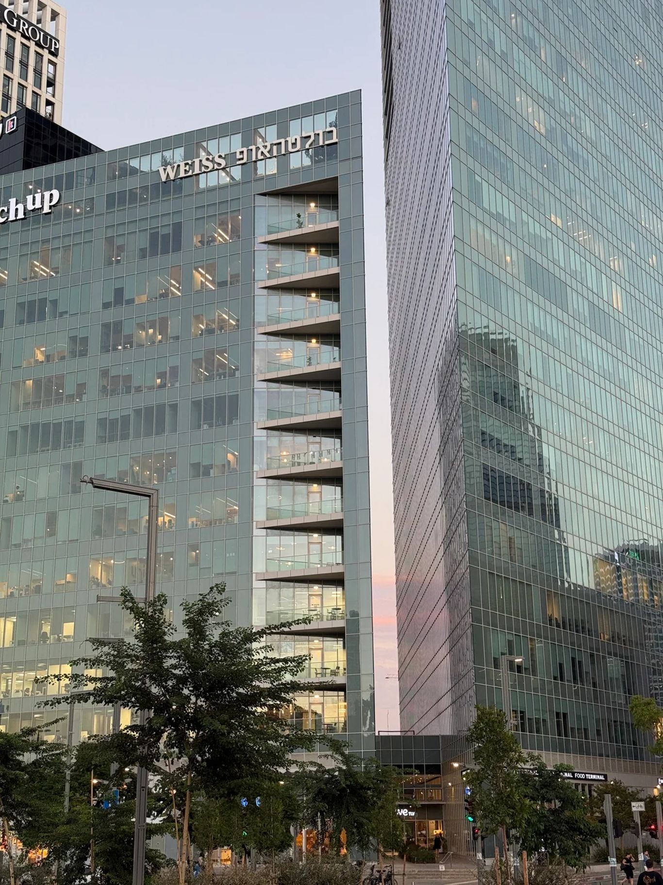 בניין משרדים בתל אביב - מגדל ווי WE - כניסה B | WE TLV Tower - Entrance B בדרך מנחם בגין 150, Tel Aviv-Yafo, Israel - תמונה 5
