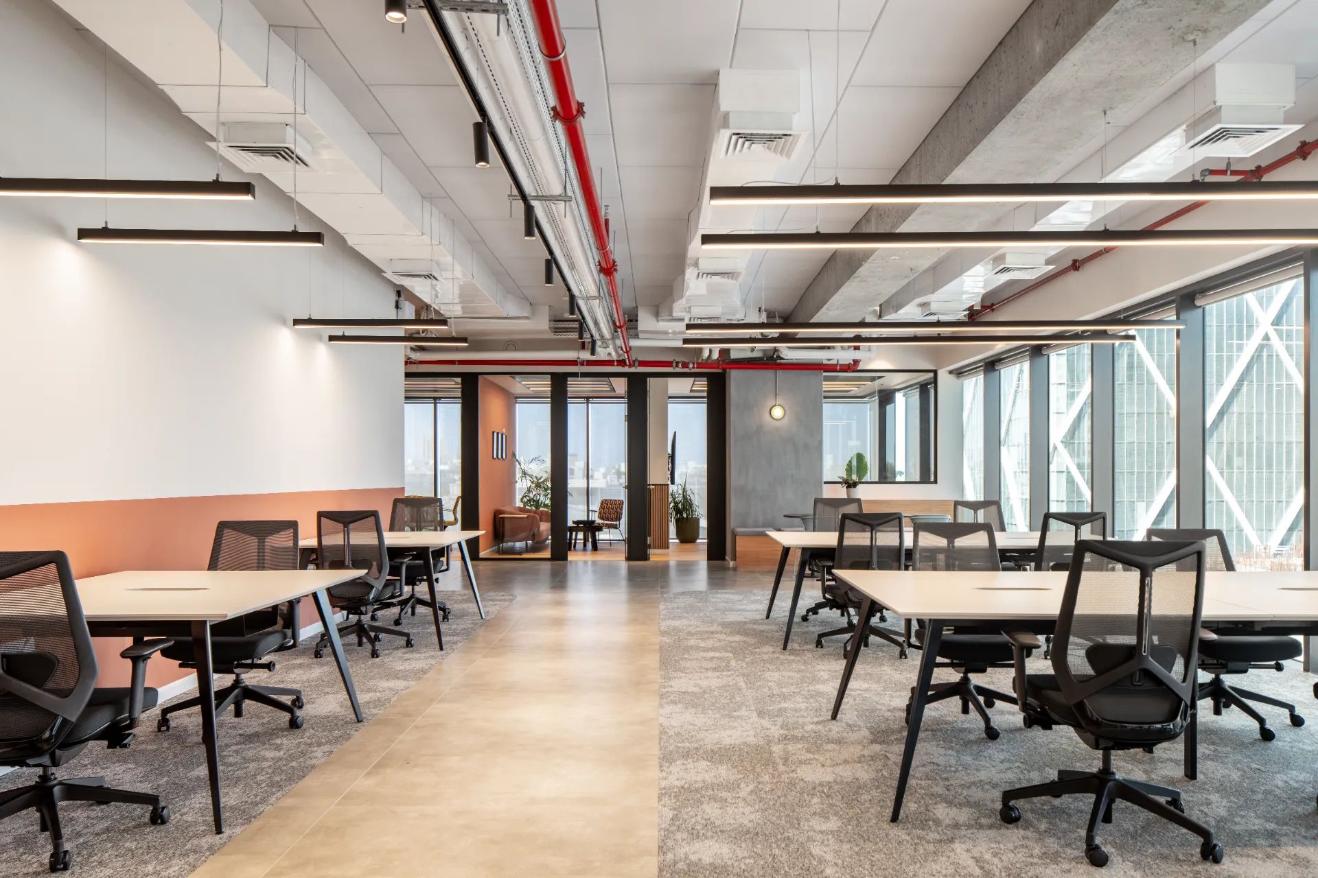 אופן ספייס עם עמדות עבודה במגדלי הארבעה חג׳ג׳ - מאמר בבלוג - למה סאבליס הוא הפתרון המושלם לסטארטאפ – גם בשלבים מוקדמים וגם מתקדמים - חן ישראלי וברוקרים