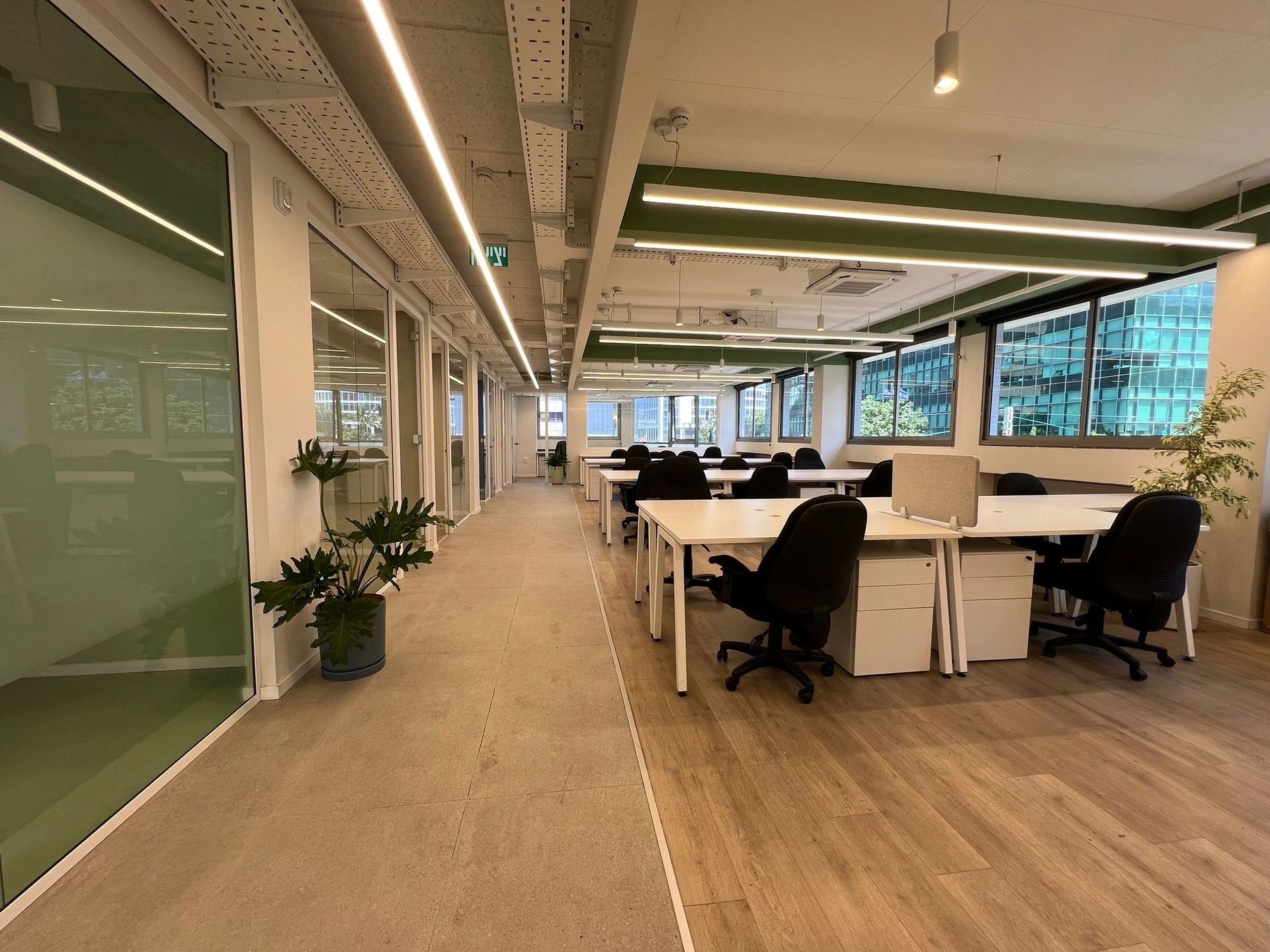 נכס להשכרה בתל אביב - משרדים מרוהטים לסטארטאפ עם מרפסת במתחם יצחק שדה והמסגר תל אביב