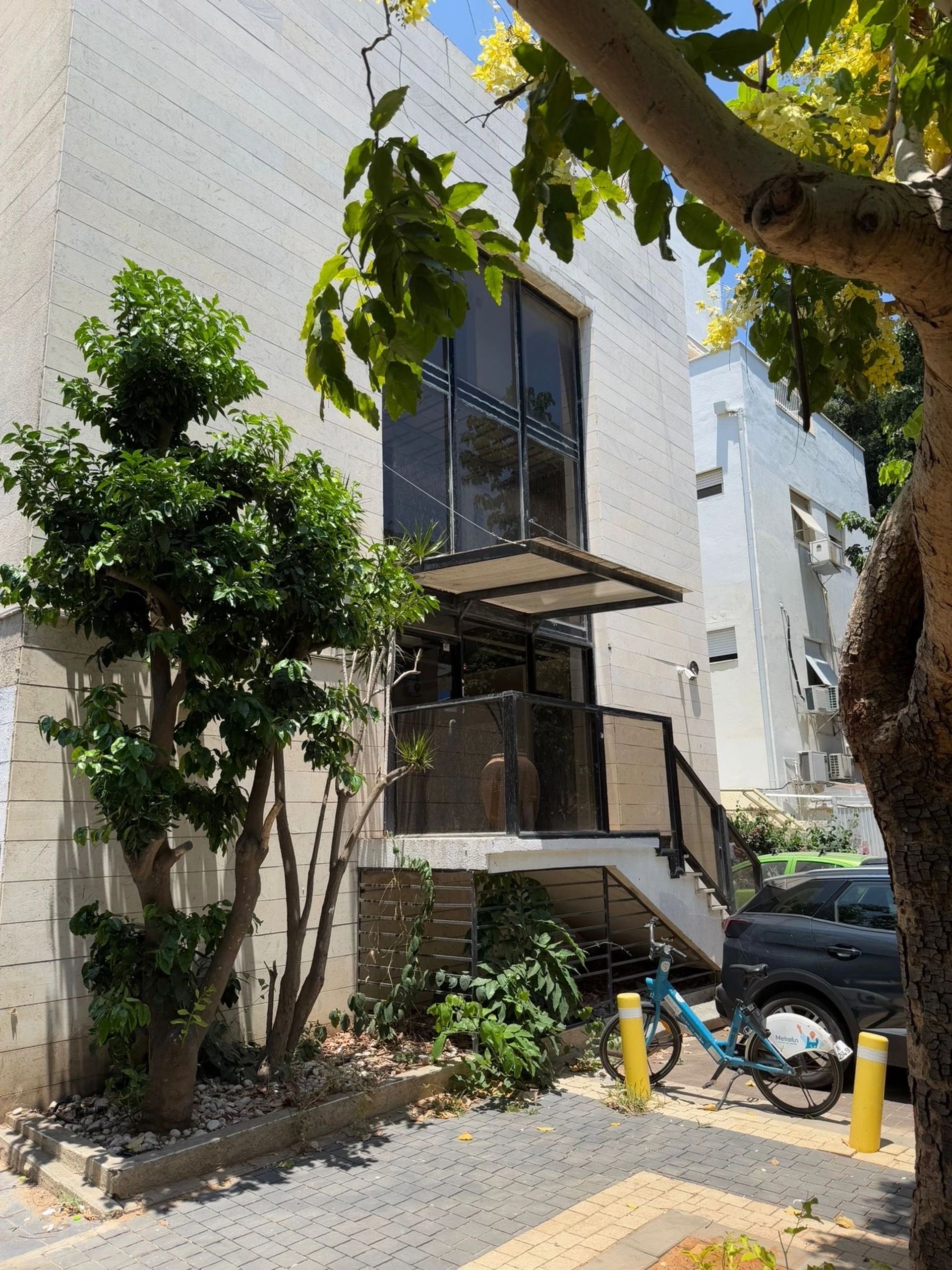 נכס להשכרה בתל אביב - מבנה עצמאי להשכרה בן 4 קומות בסמוך לשדרות רוטשילד בשדרות רוטשילד ולב תל אביב