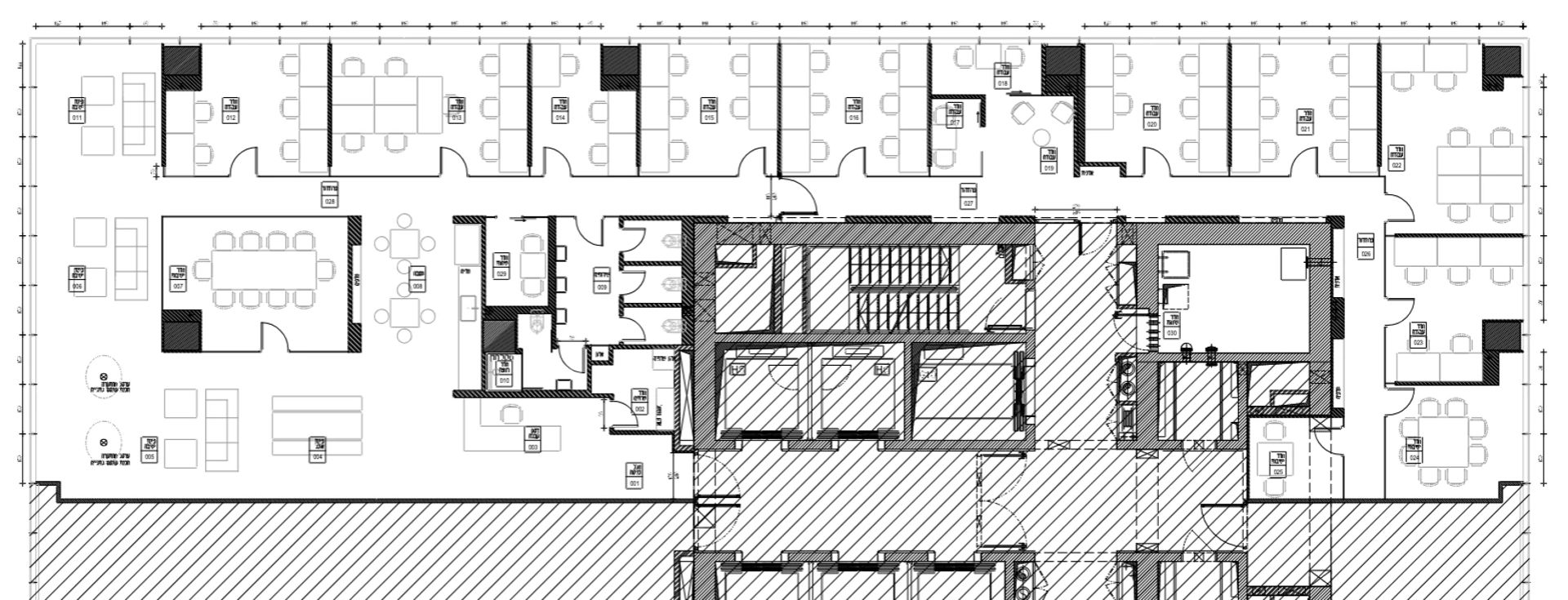 תוכנית קומה 1 - משרדים מחולקים לחדרי צוותים בקומה גבוהה עם נוף לים