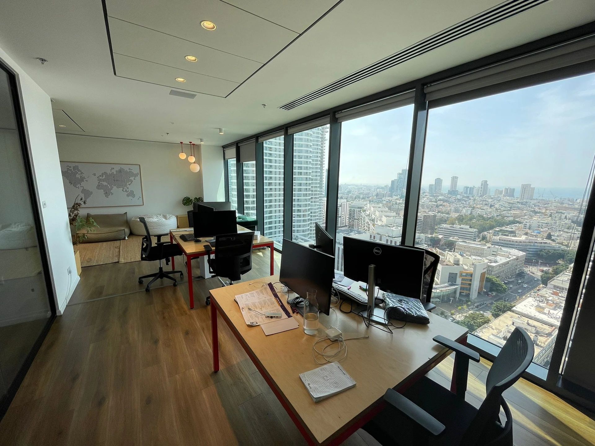 נכס להשכרה בתל אביב - משרדים מחולקים לחדרי צוותים בקומה גבוהה עם נוף לים במתחם שרונה והסביבה תל אביב