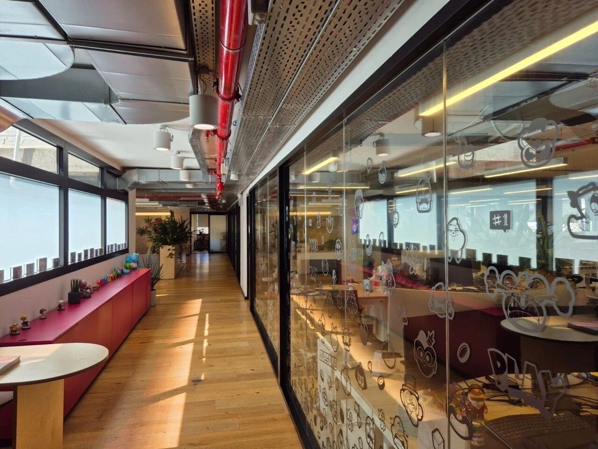 נכס להשכרה בתל אביב - חלל עבודה הכולל אופן ספייס, חדרים, לאונג׳ ומטבח פרטי במתחם מרכז תל אביב