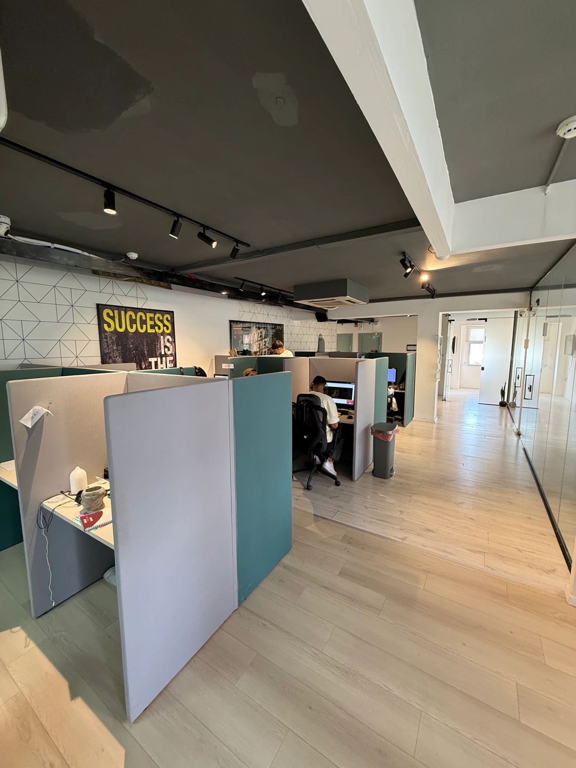 נכס להשכרה בתל אביב - סאבליס עם אופן ספייס במרחק הליכה מרכבת השלום בציר יגאל אלון ומזרח איילון