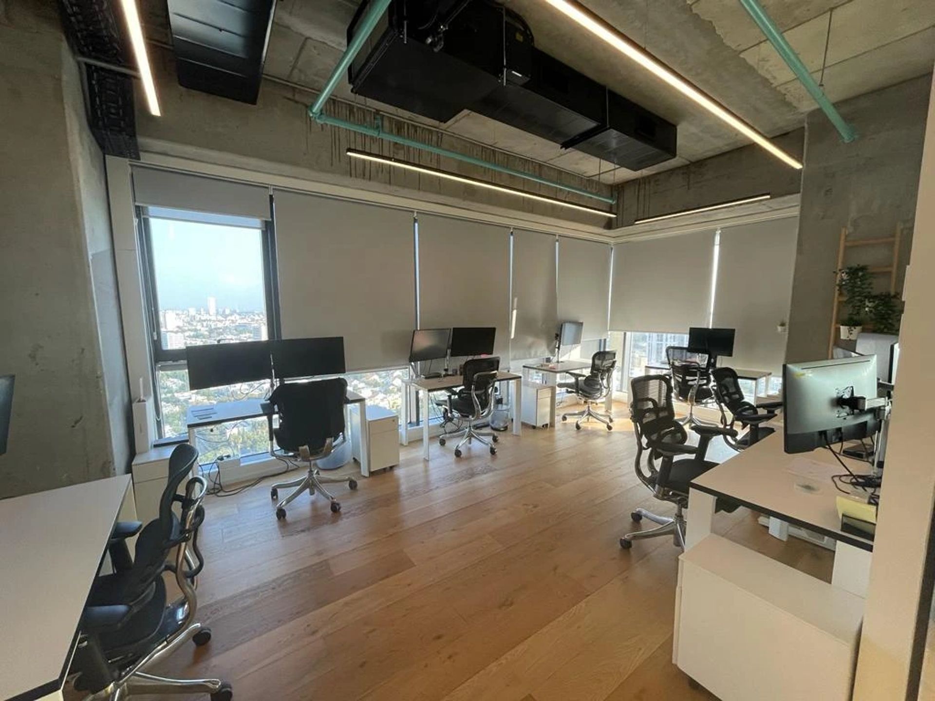 נכס להשכרה בתל אביב - משרדים לחברות הייטק במגדלי אלון ת״א בציר יגאל אלון ומזרח איילון