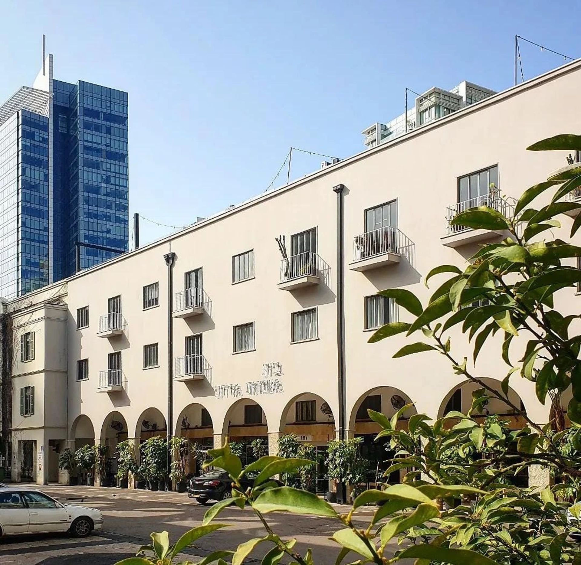 נכס להשכרה בתל אביב - משרד ייחודי בבניין לשימור – 200 מ"ר עם מרפסת בבית משפחת מרדכי  | שדרות רוטשילד ולב תל אביב