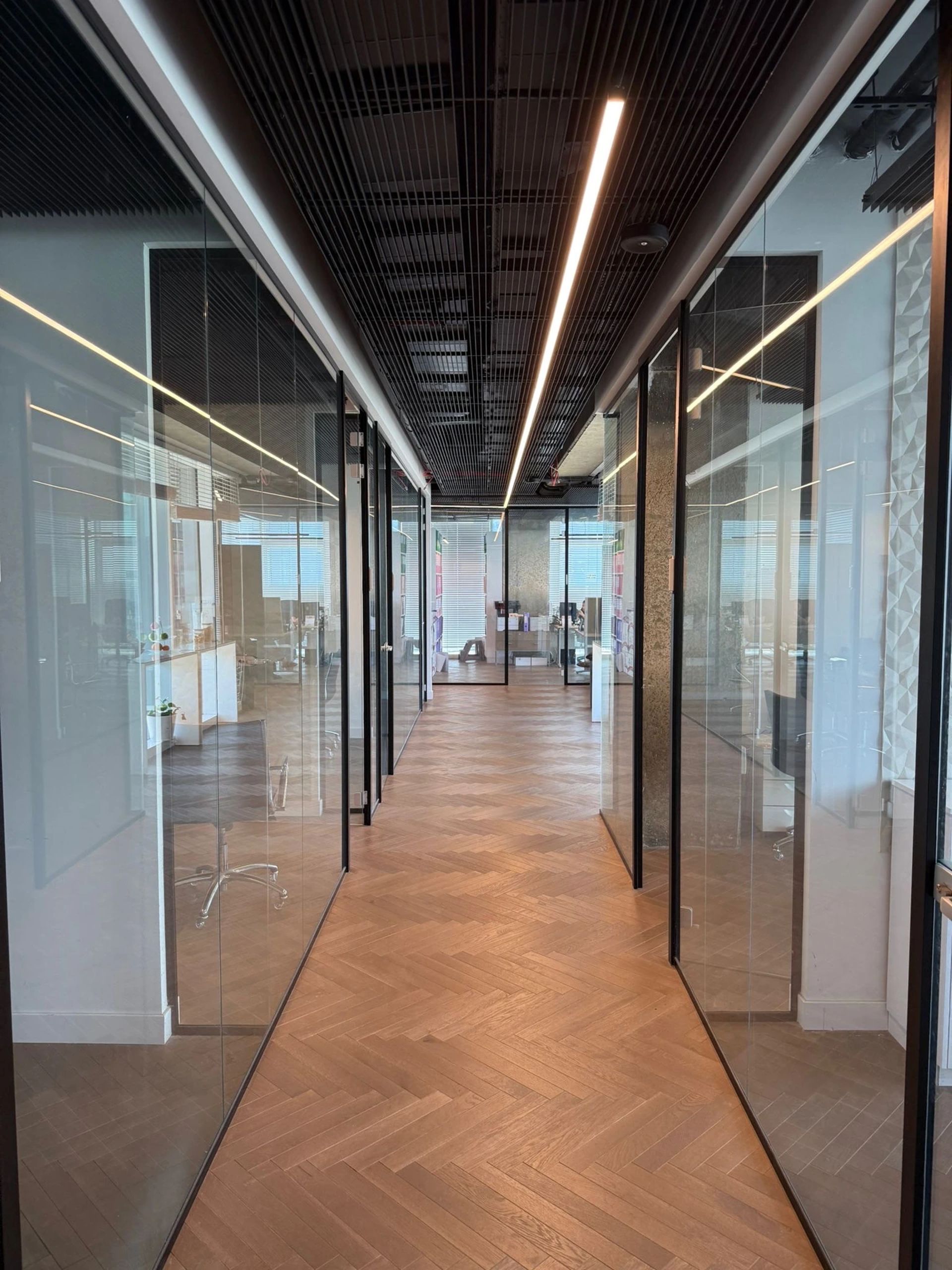 נכס להשכרה בתל אביב - משרדים ברמת גמר גבוהה מאוד | נוף לים במגדל סקיי טאוור | SKY Tower | מתחם יצחק שדה והמסגר תל אביב