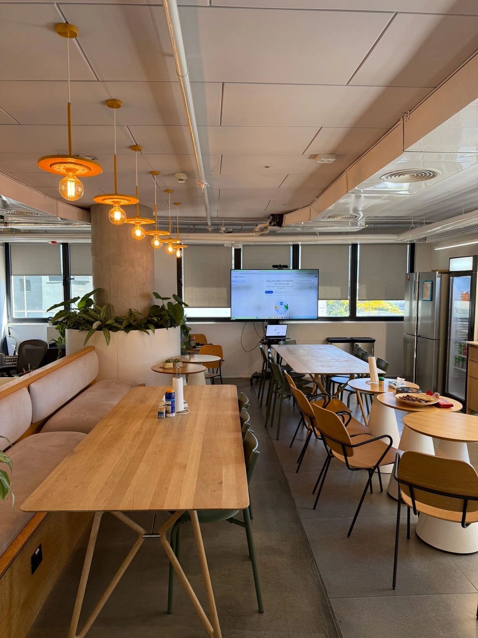 נכס להשכרה בתל אביב - מבנה משרדים להשכרה דקת הליכה מרכבת השלום בציר יגאל אלון ומזרח איילון