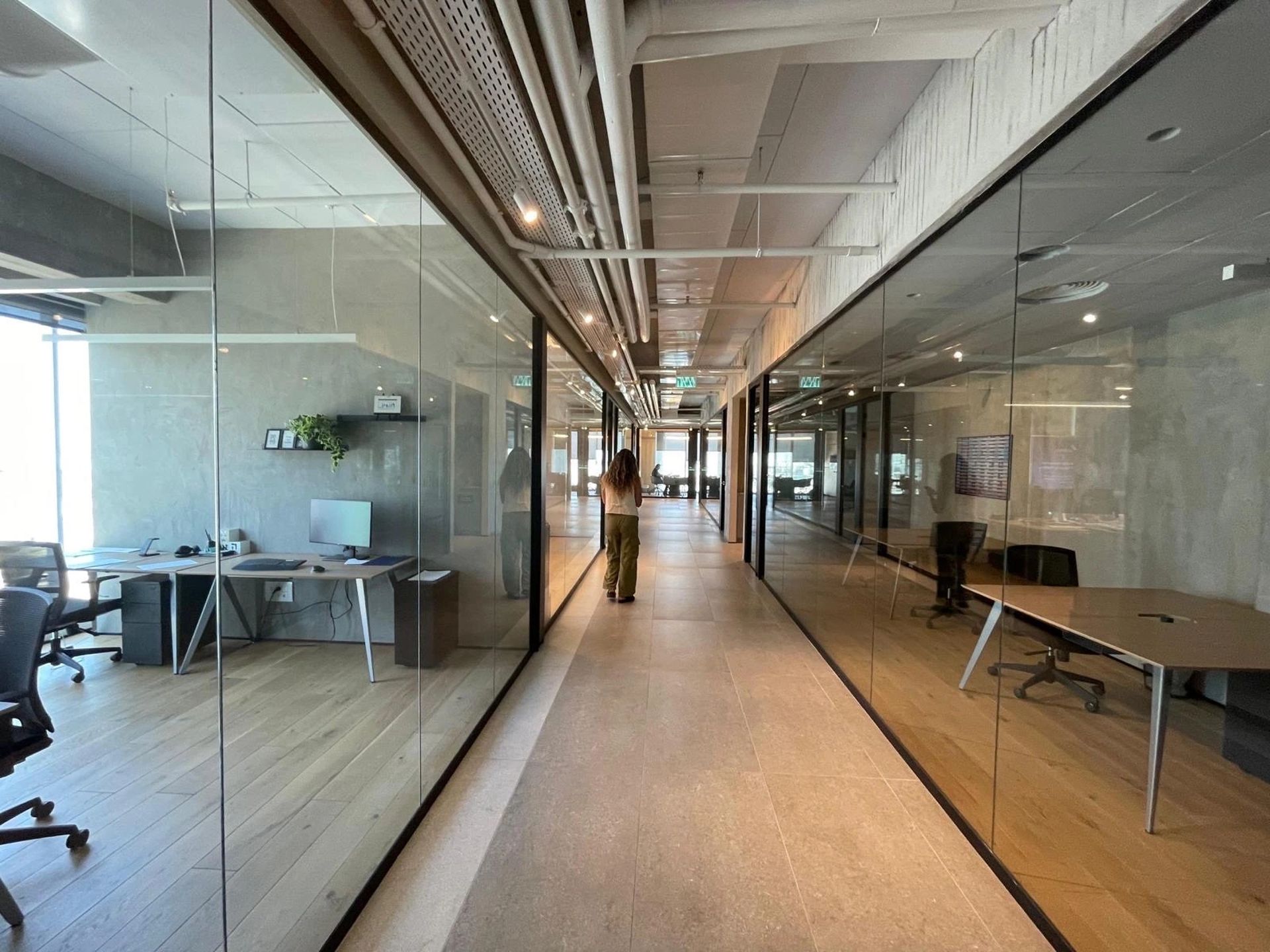 נכס להשכרה בתל אביב - קומה עצמאית במגדל מחולקת לחדרי צוותים במתחם יצחק שדה והמסגר תל אביב