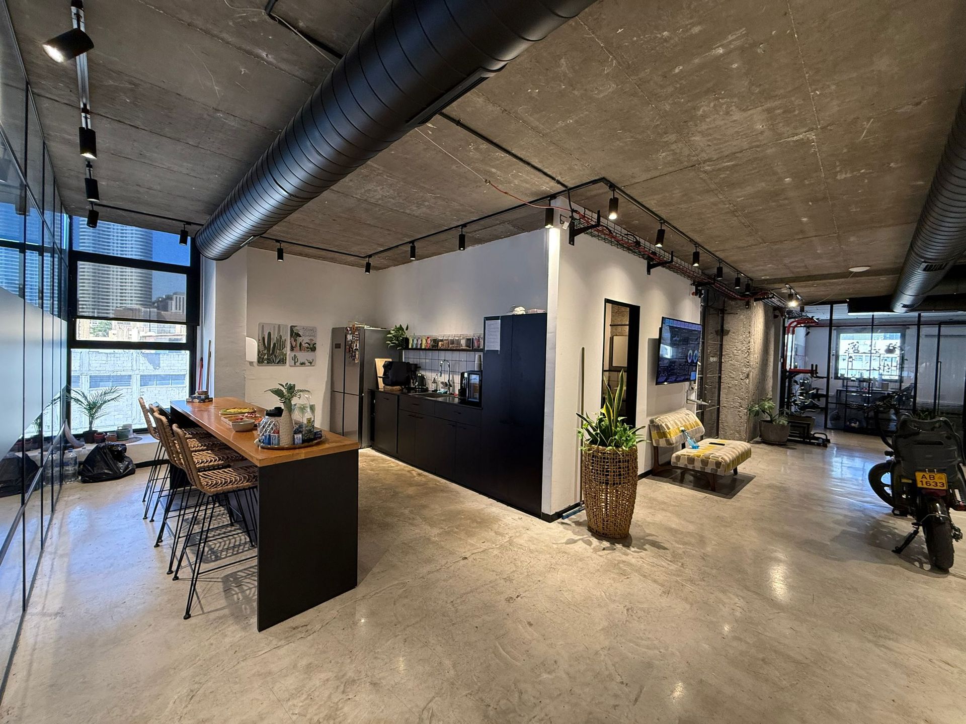 נכס להשכרה בתל אביב - משרדים בשכונת מונטיפיורי 350 מ״ר עם חדרי צוותים בשכונת מונטיפיורי תל אביב