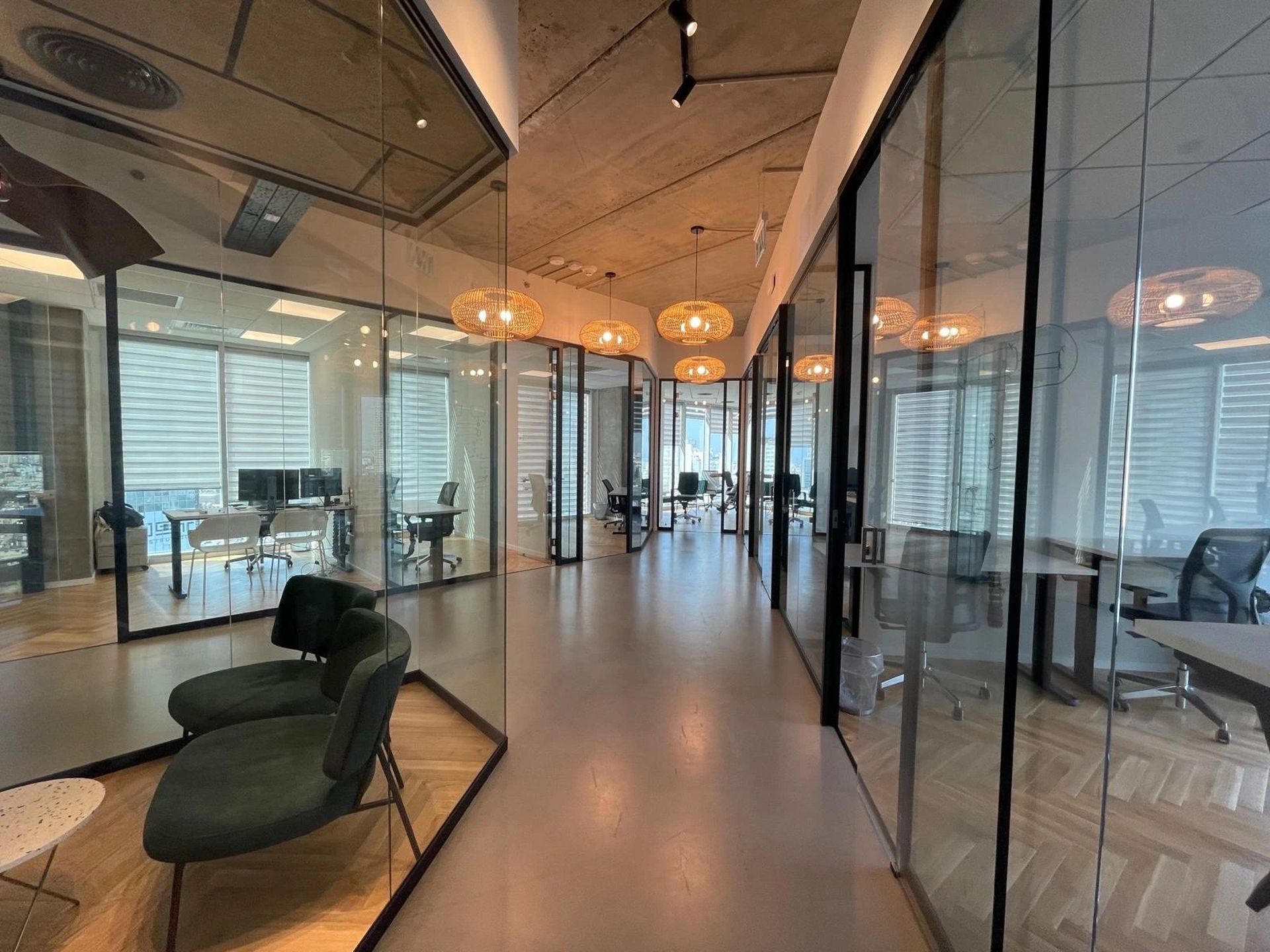 נכס למכירה בתל אביב - משרדים להשקעה במגדל מבוקש על ציר מנחם בגין במתחם מידטאון והצפון החדש תל אביב