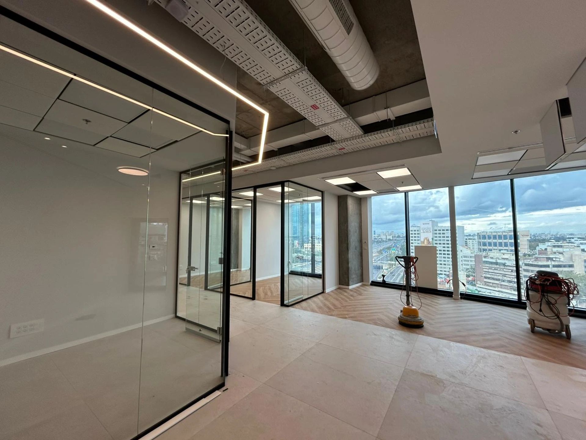 נכס להשכרה בתל אביב - משרדים חדשים להשכרה במגדל אייקון במתחם הבורסה רמת גן