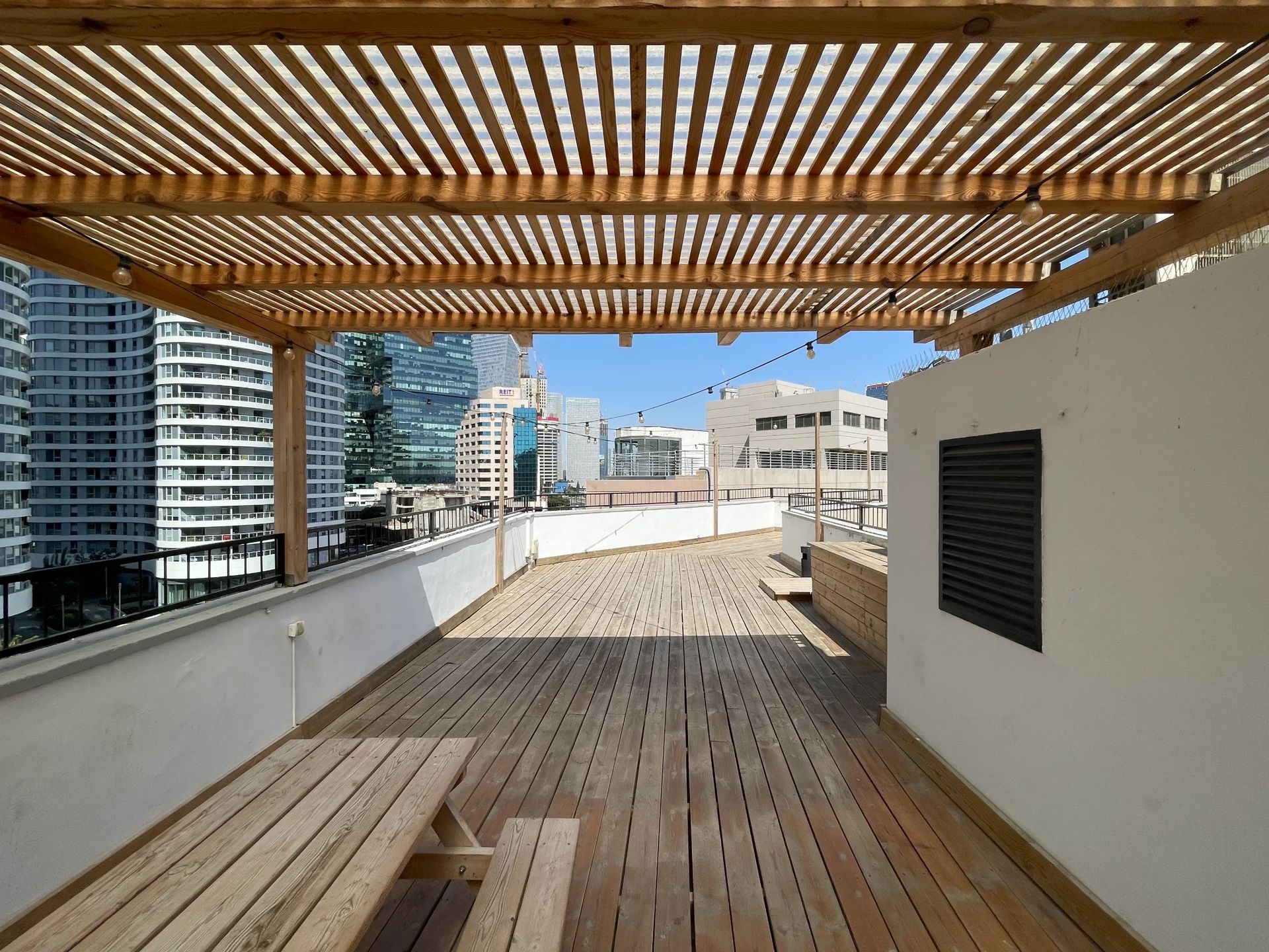 נכס להשכרה בתל אביב - משרדים מותאמים לחברות הייטק בסמוך לשרונה במתחם שרונה והסביבה תל אביב