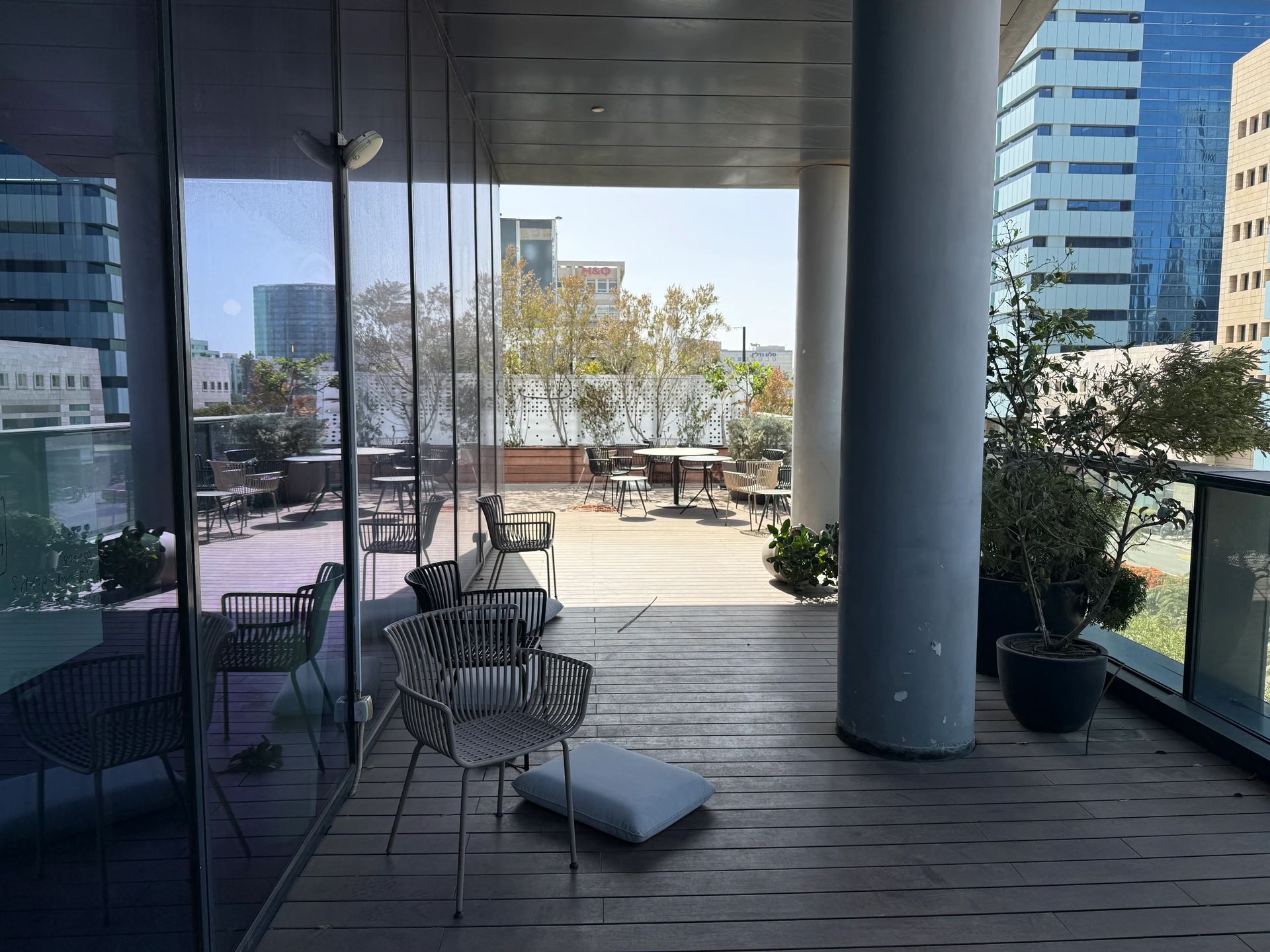 נכס להשכרה בתל אביב - סאבליס Plug and Play במגדל עם מרפסת!!! בציר יגאל אלון ומזרח איילון