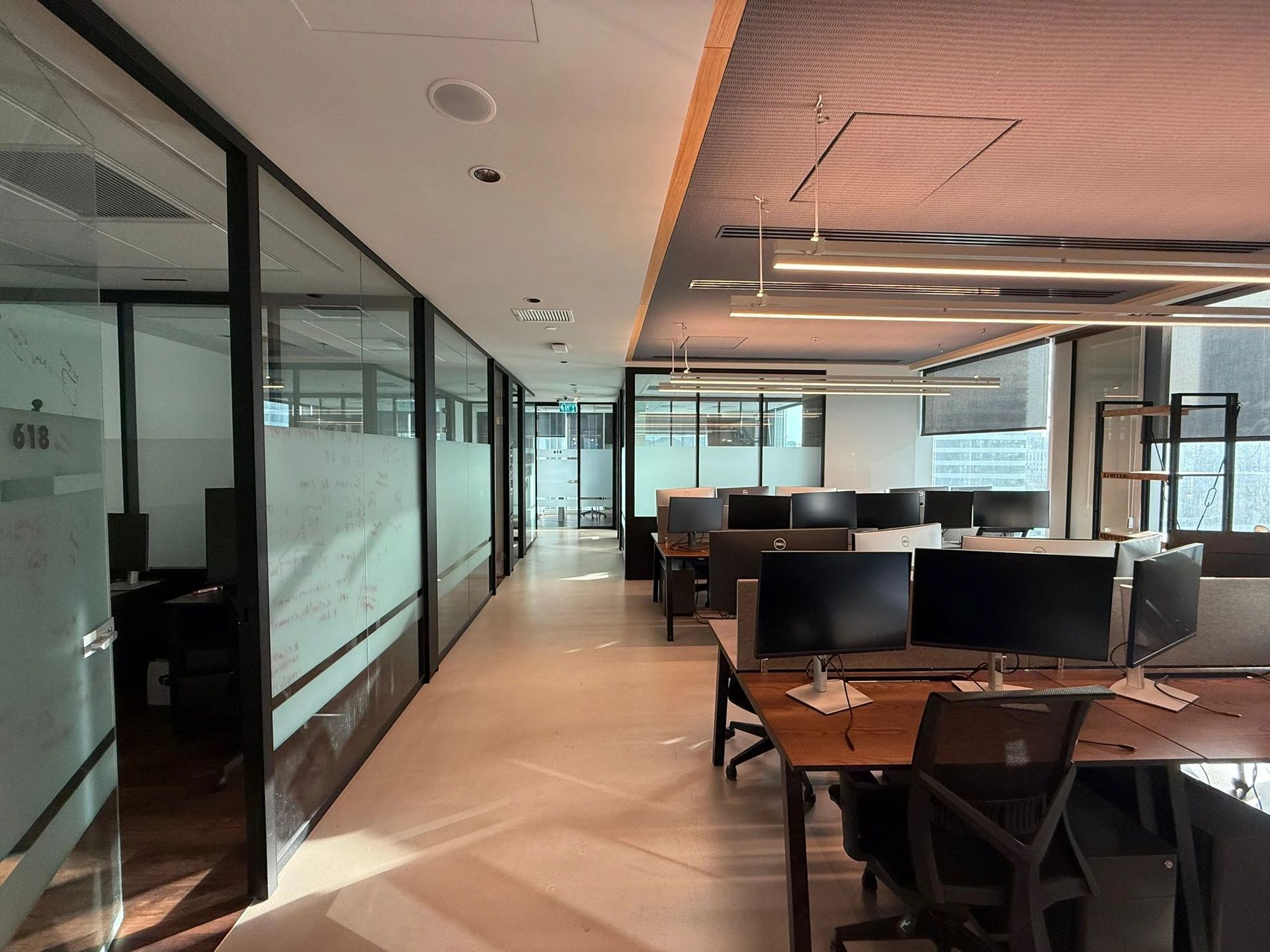 נכס להשכרה בתל אביב - משרד מותאם להייטק מעוצב ומאובזר עם מרפסת  במתחם יצחק שדה והמסגר תל אביב