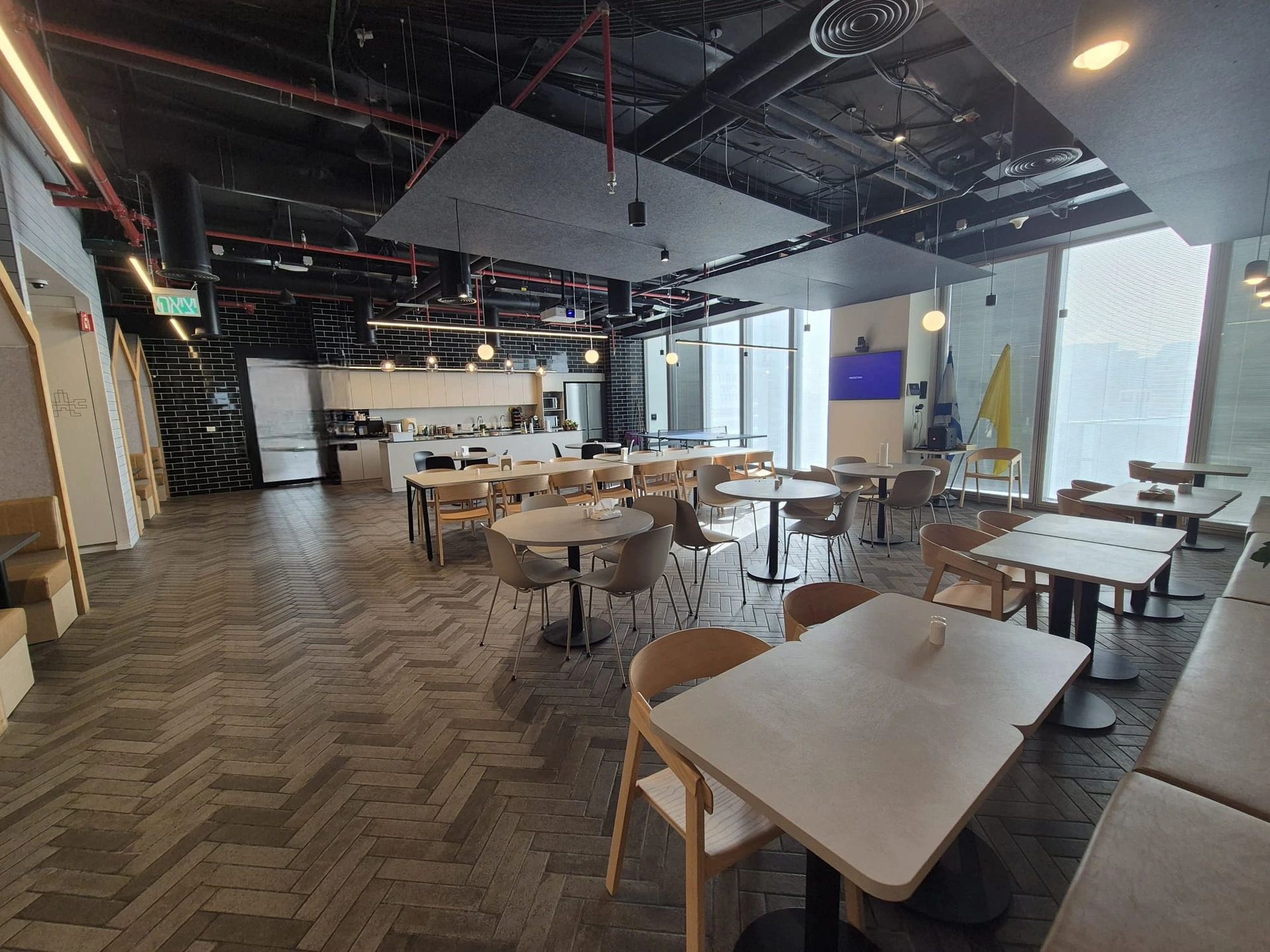 נכס להשכרה בתל אביב - משרדים להשכרה בקומה גבוהה במתחם הבורסה ר״ג במתחם הבורסה רמת גן