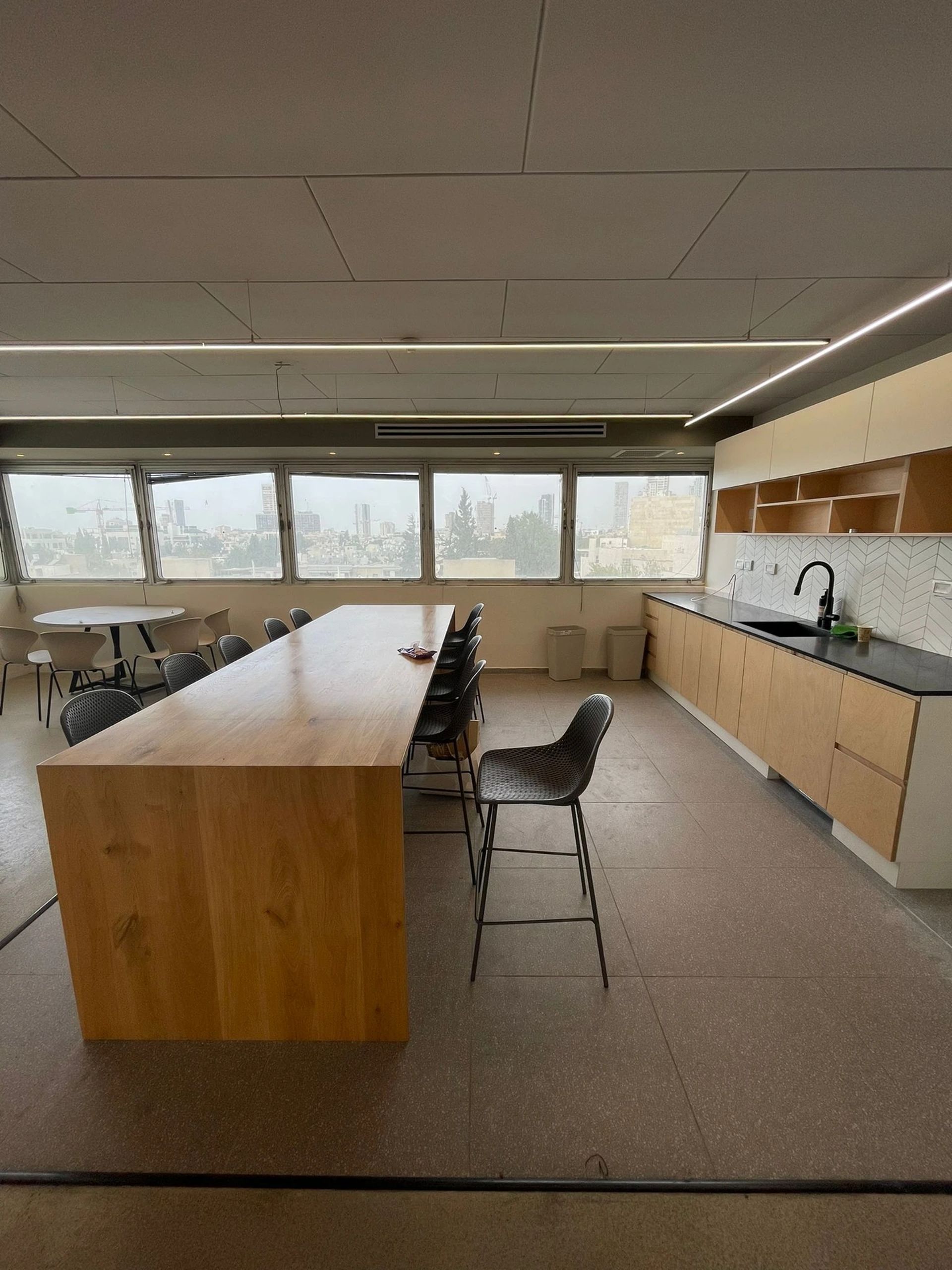 נכס להשכרה בתל אביב - משרד להשכרה מותאם לסטארטאפ במגדל במחיר נמוך במתחם שרונה והסביבה תל אביב