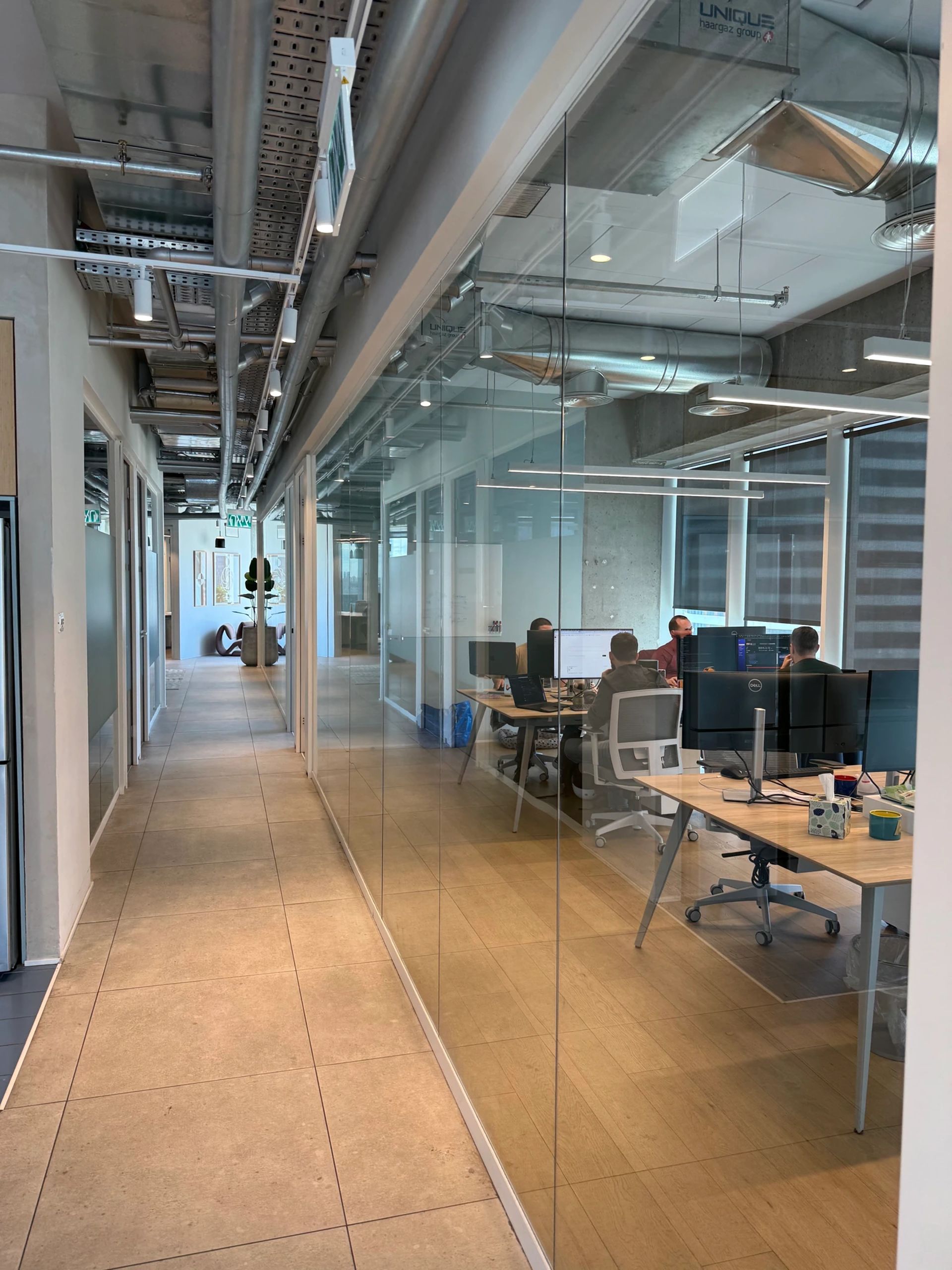 נכס להשכרה בתל אביב - סאבליס פלאג אנד פליי מחולק לחדרי צוותים במתחם יצחק שדה והמסגר תל אביב